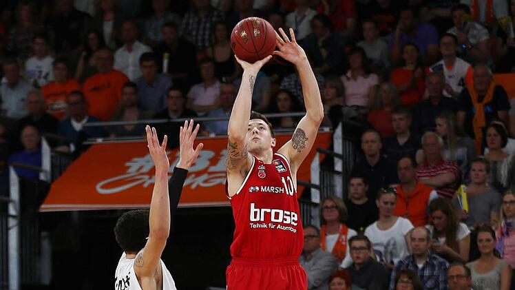 Daniel Theis (hier beim Wurf) spielte an alter Wirkungsstätte groß auf. Hier versenkt er gegen Isaiah Philmore einen seiner vier Dreier. Fotos: Daniel Löb