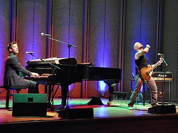 Timm Beckmann und Tobias Jannsen (r.) sind als Duo ['pro:c-dur] ein quirliges Paar, das Musik-Kabarett neu erfindet. Foto: Peter Klopf