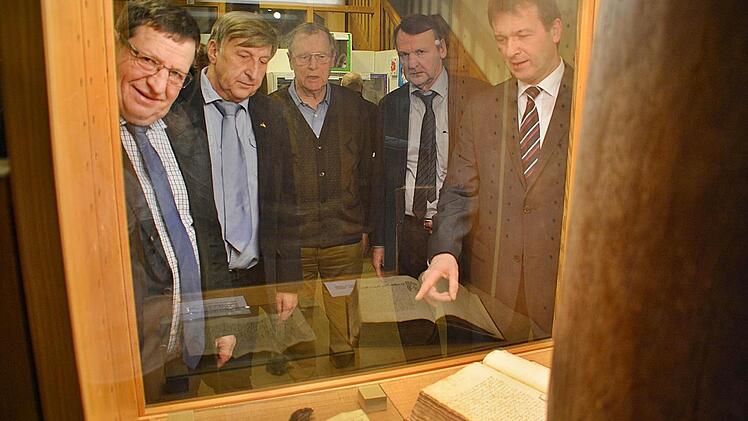 Ein Blick in die Vitrinen mit den historischen Dokumenten aus dem Stadtarchiv warfen (von links) stellvertretender Landrat Josef Demar, Hanns Friedrich, Stadtarchivar Gustav Tschochner, Reinhold Albert und Bürgermeister Thomas Helbling.Foto: Friedrich