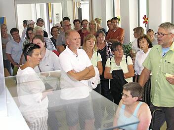 Hilmar Schraub (rechts), Gesamtleiter der drei Wohnheime der Lebenshilfe Haßberge, hatte viele Zuhörer. Er gab den Besuchern beim Herbstfest einen Einblick ins neue Wohnheim in der Goethestraße in Haßfurt.