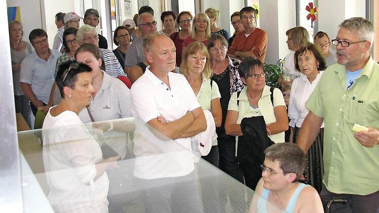 Hilmar Schraub (rechts), Gesamtleiter der drei Wohnheime der Lebenshilfe Haßberge, hatte viele Zuhörer. Er gab den Besuchern beim Herbstfest einen Einblick ins neue Wohnheim in der Goethestraße in Haßfurt.