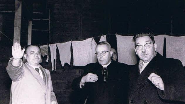 Die damals Verantwortlichen bei einer Besichtigung im Lager Ebelsbach mit einem damaligen Weihbischof (Mitte); rechts der Haßfurter Bürgermeister Gottfried Hart