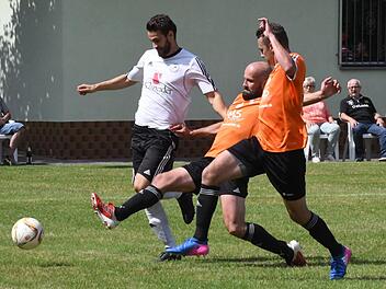 Gegen Steinachs Spielertrainer Michael Voll (links) setzt Wollbachs Matthias Albert, assistiert von Fabian Höper, die Grätsche an. Foto: Hopf