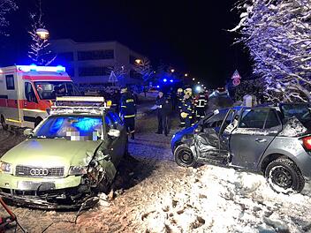 Einer der vielen schlimmen Unf&auml;lle: In Naila im Kreis Hof musste am Freitagnachmittag eine Frau aus ihrem Auto geschnitten werden. Foto: News5/Fricke