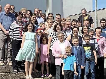 Im Kreise ihrer großen Familie feierte Theresia Langer (vorne, links) ihren 90. Geburtstag. Zu den Gratulanten zählte auch Bürgermeister Timo Ehrhardt (rechts). Foto: Heike Schülein