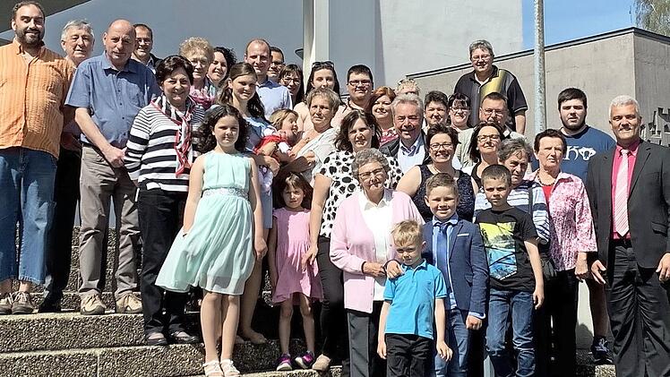 Im Kreise ihrer großen Familie feierte Theresia Langer (vorne, links) ihren 90. Geburtstag. Zu den Gratulanten zählte auch Bürgermeister Timo Ehrhardt (rechts). Foto: Heike Schülein