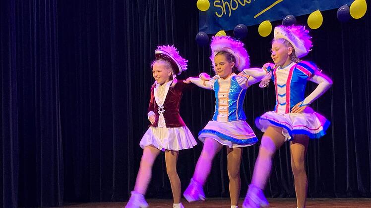 Das Mini-Trio besteht aus den Tanzmariechen Sabrina, Viktoria und Emilia. Alle drei sind echte Tanz-Stars. Foto: Sonny Adam