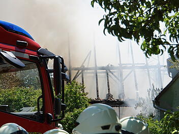 Scheunen-Brand im Kreis Neustadt an der Aisch-Bad Windsheim - Feuerwehr mit Gro&szlig;aufgebot im Einsatz