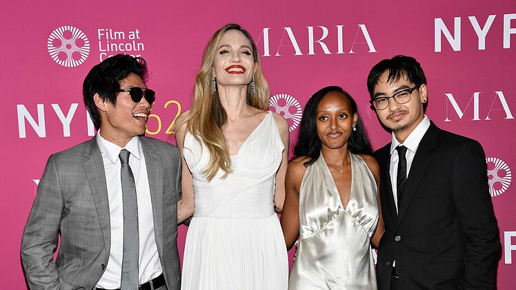Angelina Jolie mit ihren Kindern Pax (l-r), Zahara und Maddox