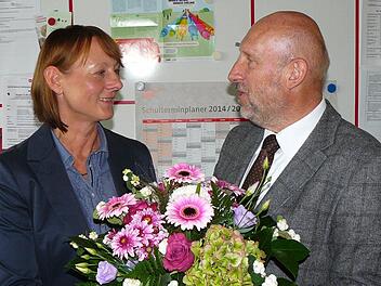 Schulamtsdirektor Mario Schmidt hatte für die neue Schulleiterin Ursula Schröppel einen Blumenstrauß parat. Foto: Klaus-Peter Wulf