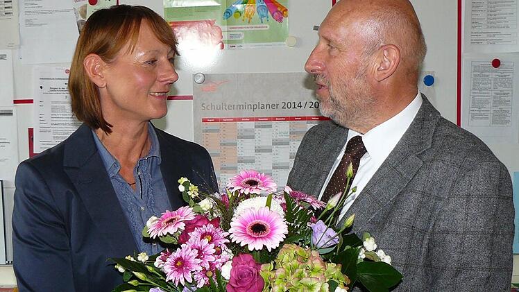 Schulamtsdirektor Mario Schmidt hatte für die neue Schulleiterin Ursula Schröppel einen Blumenstrauß parat. Foto: Klaus-Peter Wulf