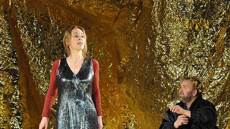 "Salome" feiert am 7. Februar Premiere in Coburg: Probenszene mit Ute Döring als Salome und Christian Franz als Herodes. Foto: Andrea Kremper