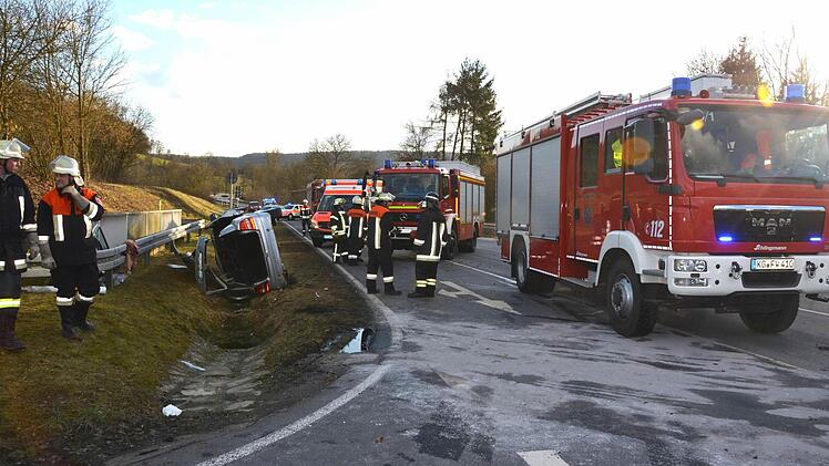 Vier Menschen wurden bei diesem Unfall zwischen Bad Bocklet und Aschach verletzt. Foto: Peter Rauch