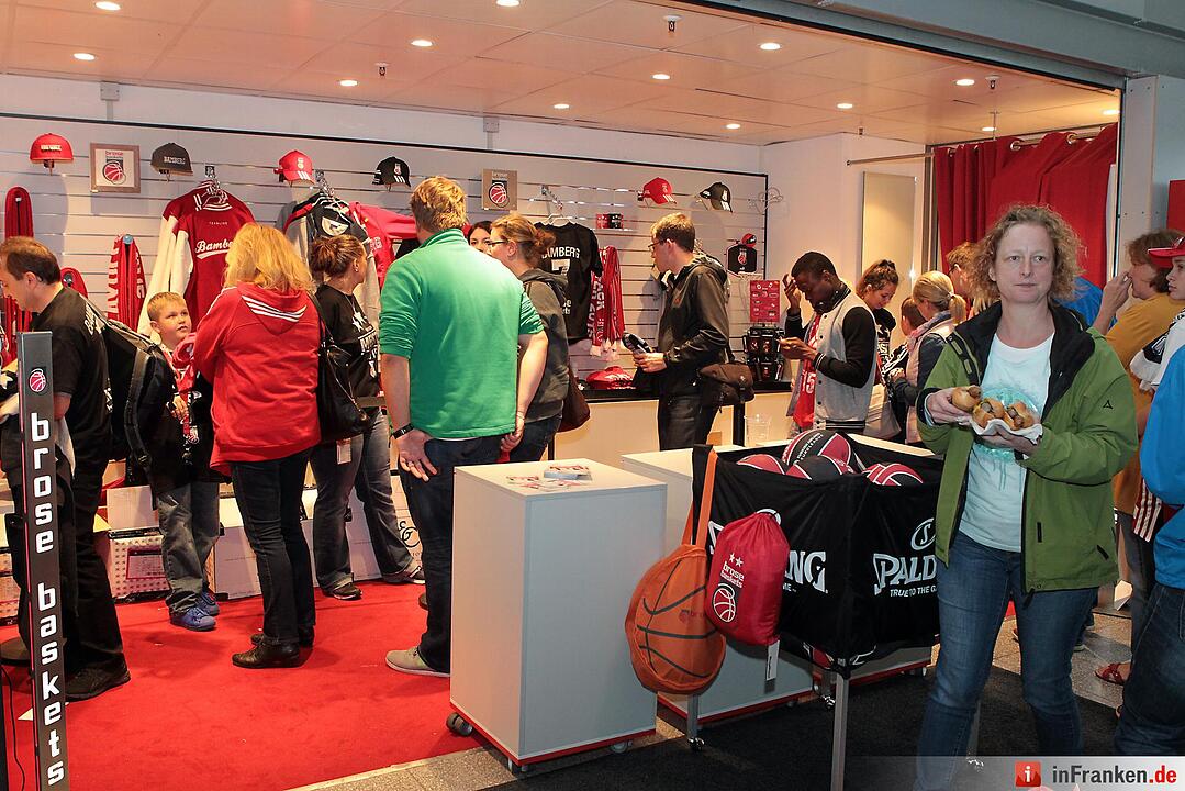 Brose FanParty 220615 14 Fanshop