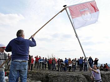 Zahlreiche Zuschauer hatten sich eingefunden, als am Samstagnachmittag die neue Fahne auf dem Staffelberg gehisst wurde. Fotos: Markus Häggberg