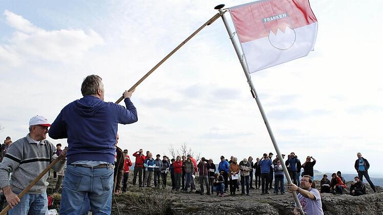 Zahlreiche Zuschauer hatten sich eingefunden, als am Samstagnachmittag die neue Fahne auf dem Staffelberg gehisst wurde. Fotos: Markus Häggberg