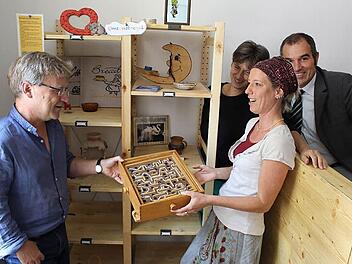 Wer wird denn so ein schönes Spiel wegwerfen? Stefan Kornherr (links ) und Monika Abt (Zweite von rechts) räumen es lieber ins Umsonst-Regal. Auch die Einrichtungen von Johanna Thomack (Awo) und Rainer Meier (VHS) beteiligen sich an der Aktion. Foto: Ulrike Nauer
