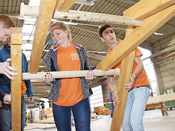 IIm Bereich der Zimmerei mussten die Schüler eine sogenannte Leonardo-Brücke in möglichst kurzer Zeit zusammenfügen. Fotos: Heike Beudert