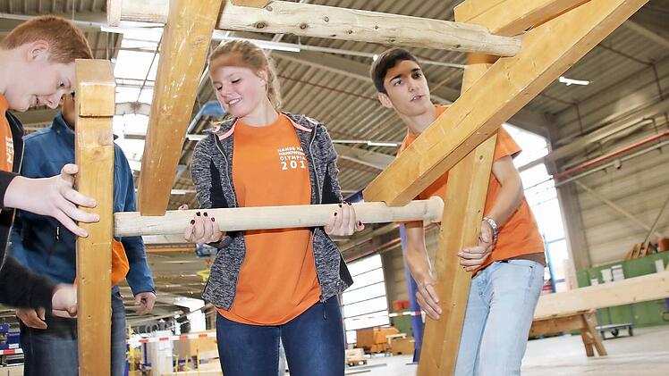 IIm Bereich der Zimmerei mussten die Schüler eine sogenannte Leonardo-Brücke in möglichst kurzer Zeit zusammenfügen. Fotos: Heike Beudert
