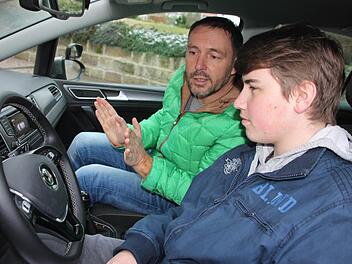 Der Mainleuser Fahrlehrer Stefan Teufel erläutert seinem Fahrschüler Fabian Naubauer aus Burgkunstadt die Funktionsweise eines Parklenkassistenten.  Foto: Stephan Stöckel