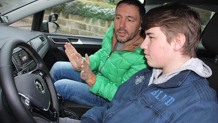 Der Mainleuser Fahrlehrer Stefan Teufel erläutert seinem Fahrschüler Fabian Naubauer aus Burgkunstadt die Funktionsweise eines Parklenkassistenten.  Foto: Stephan Stöckel