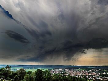 Wetter in Franken: Heftige Regenschauer und Gewitter erwartet. Symbolfoto: Nicolas Armer/dpa +++(c) dpa - Bildfunk+++