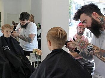 René Holzweißig darf sich zu den besten Friseuren Deutschlands zählen: Der 30-jährige Meister im Salon von Claus-Kestel-Friseure gewann bei den German Hairdressing Awards den Publikumspreis. Hier verpasst er Finn Kolb einen neuen Schnitt, beobachtet von Vater Alexander. Foto: S. Bastian