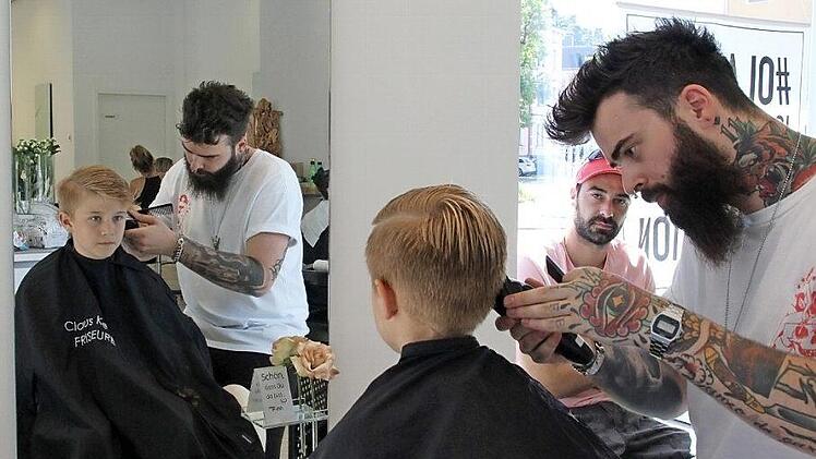 René Holzweißig darf sich zu den besten Friseuren Deutschlands zählen: Der 30-jährige Meister im Salon von Claus-Kestel-Friseure gewann bei den German Hairdressing Awards den Publikumspreis. Hier verpasst er Finn Kolb einen neuen Schnitt, beobachtet von Vater Alexander. Foto: S. Bastian