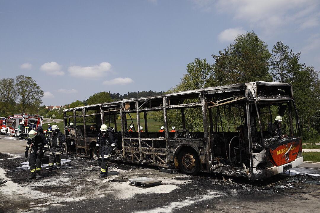 Mittelfranken: Vollbesetzter Schulbus fängt Feuer und brennt komplett aus