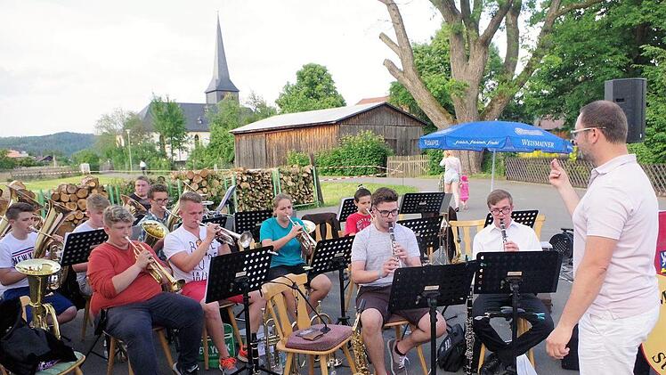Viel Beifall gab es für die Neukenrother Nachwuchsmusikanten "Pimpfoniker" unter der Leitung von Roman Steiger.        Foto: Gerd Fleischmann