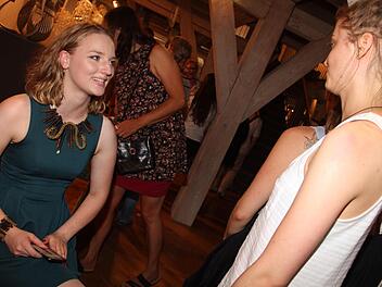 Viel bestaunt wurde auch die Abschlussarbeit von Sophie Blendinger (links), die einen Prototyp ihrer Arbeit trägt.                   Fotos: Gerda Völk