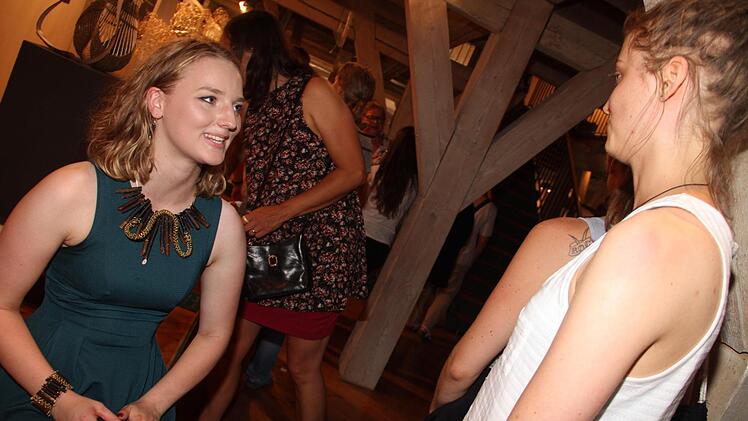 Viel bestaunt wurde auch die Abschlussarbeit von Sophie Blendinger (links), die einen Prototyp ihrer Arbeit trägt.                   Fotos: Gerda Völk