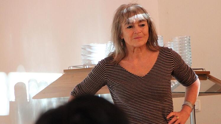 Schauspielerin Lilli Schwethelm vom Theater "mimikri" aus Büdingen  (Bildmitte) trainiert mit den Schülern der Theatergruppe Kompass des Franz-Miltenberger-Gymnasiums Bad Brückenau. Foto: Ulrike Müller