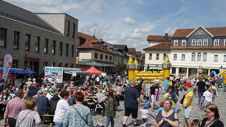 Mit Artisten, Musik und einem großen Kinderprogramm ist gestern das 28. internationale Puppenfestival Neustadt-Sonneberg auf dem  Marktplatz eröffnet worden. Bis zum kommenden Sonntag  gibt es jede Menge Veranstaltungen in den beiden Partnerstädten. - Foto: Berthold Köhler