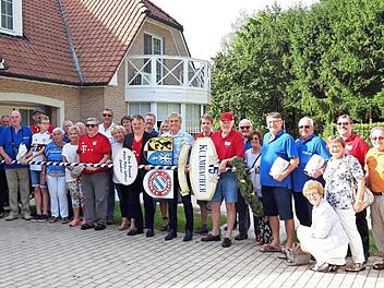 Die Kulmbacher Delegation samt Maibaum mit Jean-Marie Pfaff vor dessen Villa bei Antwerpen Foto: privat