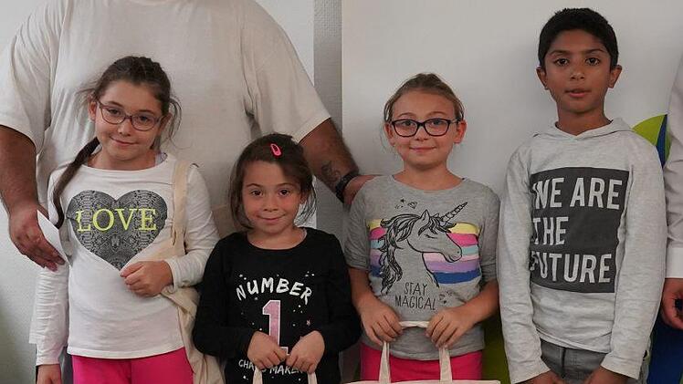 Für ihre Zivilcourage am Bahnhof Lauf-West wurden vier Kinder (von links: Chiara, Aliya, Mia und Taha) vom Landrat ausgezeichnet. Foto: I. Bitzigeio/Kreis Nürnberger Land