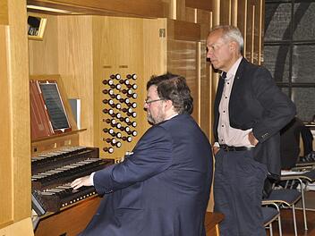 Zwei Orgelvirtuosen am Spieltisch der Schuke-Orgel. Rudolf Peter als Organist (links) und Burkhard Ascherl (rechts) - dieses Mal "nur" als Registrant, der die Notenblätter für den Solisten wendet.  Peter Klopf