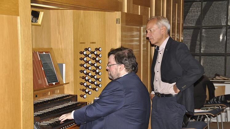 Zwei Orgelvirtuosen am Spieltisch der Schuke-Orgel. Rudolf Peter als Organist (links) und Burkhard Ascherl (rechts) - dieses Mal "nur" als Registrant, der die Notenblätter für den Solisten wendet.  Peter Klopf