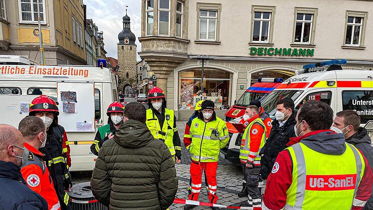 Großeinsatz auf dem Marktplatz in Coburg - hier: Lagebesprechung der zahlreichen Einsatzkräfte