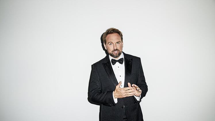 Elegante Abendkleidung ist auch f&uuml;r Steven G&auml;tjen vor Ort Pflicht.