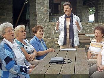 Hanne Endert, Else Scheler, Ruth Neubauer, Christine Fischer, Elli Scheler und Angela Wölfert (von links) haben es schon ausprobiert: Auf der "Sennigshöhe" lässt es sich herrlich singen - auch am Sonntag beim offenen Singen. Foto: Gabi Arnold