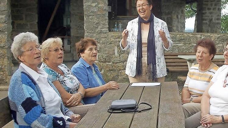 Hanne Endert, Else Scheler, Ruth Neubauer, Christine Fischer, Elli Scheler und Angela Wölfert (von links) haben es schon ausprobiert: Auf der "Sennigshöhe" lässt es sich herrlich singen - auch am Sonntag beim offenen Singen. Foto: Gabi Arnold