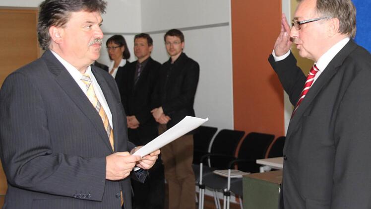 Landrat Klaus Peter Söllner (links) vereidigt seinen neuen weiteren Stellvertreter und ...
