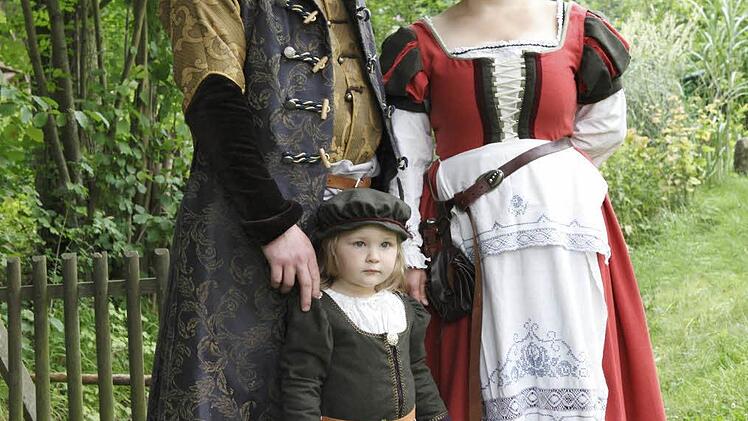 Die Familie Vadász-Hain in wunderschönen Gewändern - ganz nach dem Vorbild der Renaissance. Foto: privat