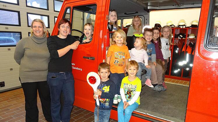 Stefanie Weingärtner und Carolin Arnold zeigten den jüngsten Feuerwehranwärtern das Fahrzeug. Foto: Marion Eckert
