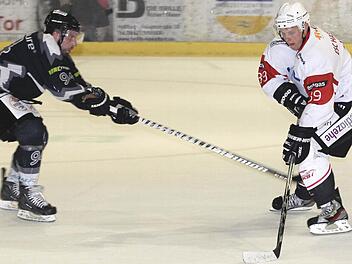ESC-Topscorer David Franek (rechts) steuerte zum 8:5-Auswärtserfolg in Regen nochmals einen "Dreierpack" bei - es war der dritte in dieser Saison.