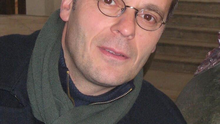 Andreas Ulich, Wortkünstler: Glücklich bin ich, wenn ich abends - oberhalb des Teufelsgrabens und mit der Sonne im Rücken - all die Glocken der Stadt nach- und durcheinanderschlagen höre. In solch einem Moment überschüttet mich Bamberg geradezu mit Hochgefühl. Und dann, hin und wieder des Nachts - die Wenigsten wissen das - beginnen die alten Mauern der Stadt zu flüstern, weil sie schier bersten vor Geschichten. Ja und dann sollte man sich an die kühlen Steine lehnen, um ihnen zuzuhören. So e...