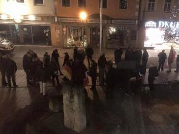 Am Lichtenfelser Bahnhof haben am Samstag NPD-Anhänger und Gegendemonstranten protestiert. Foto: Der Gutmensch/Facebook