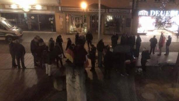 Am Lichtenfelser Bahnhof haben am Samstag NPD-Anhänger und Gegendemonstranten protestiert. Foto: Der Gutmensch/Facebook