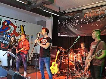 Die Adelsdorfer Band "RocKidz" übernahm das Rahmenprogramm.  Foto: Larissa Händel